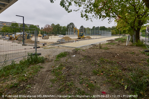 Campus Karl-Marx-Ring_Sportplatz_an_der_neuen_Grundschule_in_Neupelrach_P1292160.jpg